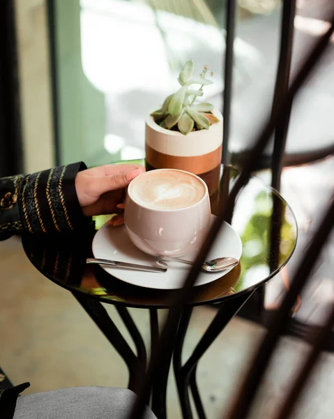 Filiżanka gorącego cappuccino z wzorem — Zdjęcie stockowe