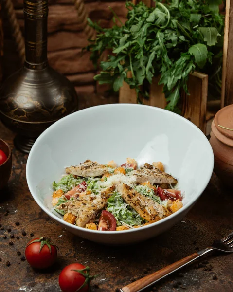Salată de cezar cu piept de pui, legume și umplutură de pâine — Fotografie, imagine de stoc