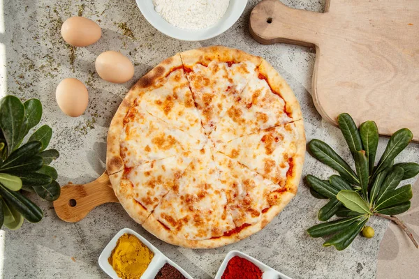 Margarita pizza och ägg på bordet — Stockfoto