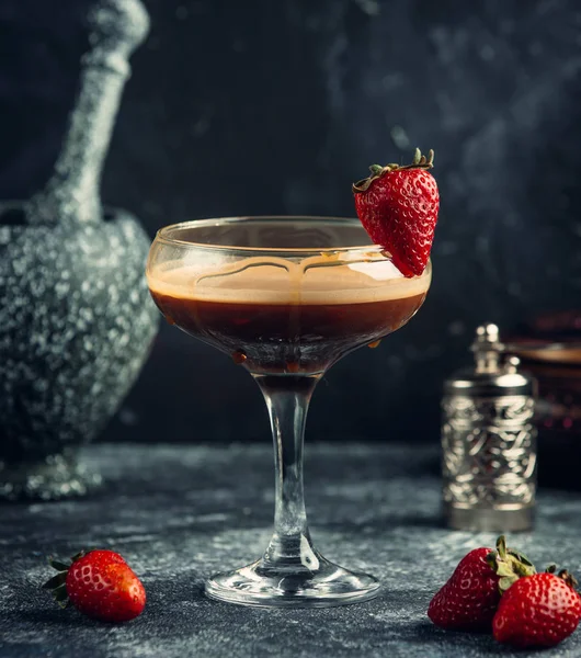 Masada çilekli siyah likör.