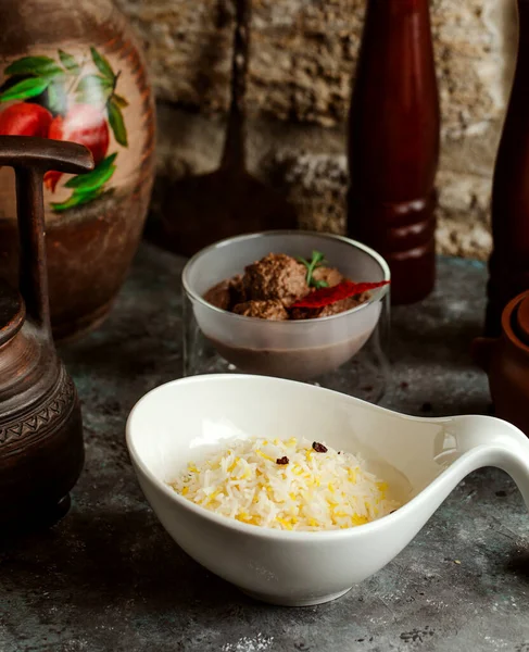 Пекучий рис азербаяні в мисці подають з фрикадельом. — стокове фото
