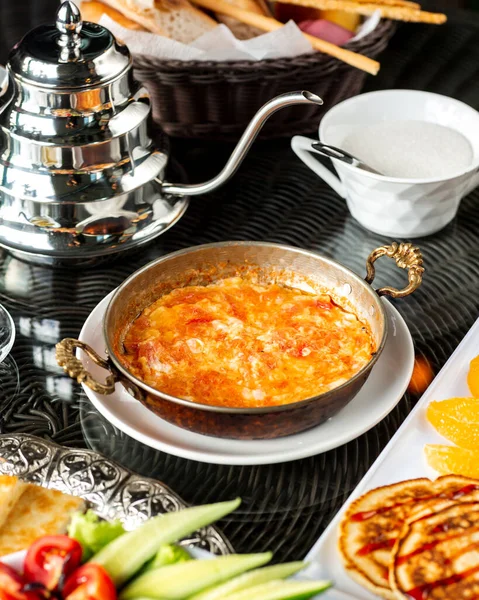 Plato de huevo con tomate servido en sartén de cobre turco — Foto de Stock