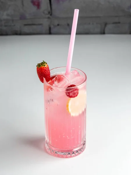 Strawberry cocktail garnished with strawberry and lemon slice — 图库照片