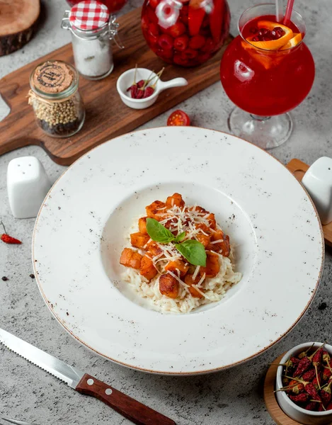 Arroz con cuadrados de pollo frito — Foto de Stock