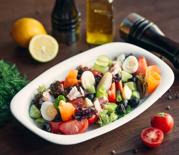 Ensalada de atún sobre la mesa —  Fotos de Stock