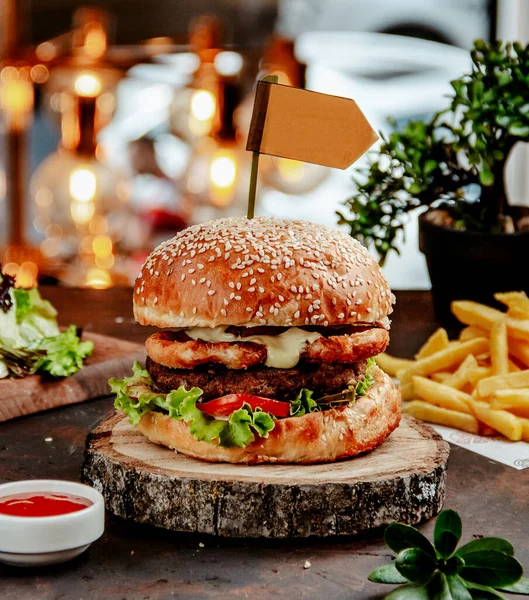 Kyckling burgare med pommes frites på bordet — Stockfoto