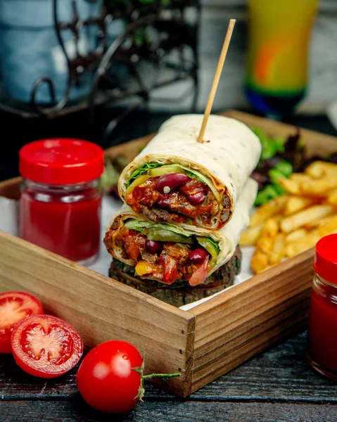 Envoltório de frango mergulhado em ketchup servido com batatas fritas e ketchup — Fotografia de Stock