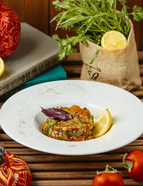 Ensalada Berenjena Parrilla Servida Con Rodaja Limón — Foto de Stock