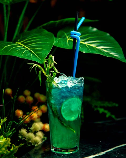 Blue cocktail with lots of crushed ice — Stock Photo, Image