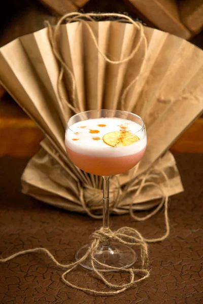 Склянка коктейлю з льодом, прикрашеним лимонним шматочком — стокове фото