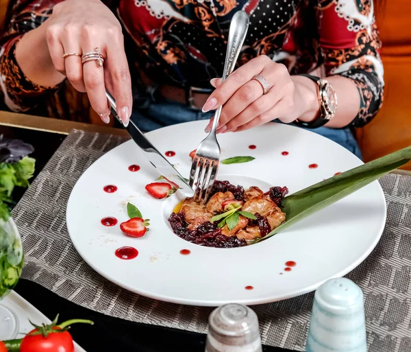 Fried meat with vegetables in the plate _ — Stockfoto