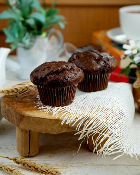 Czekoladowa muffinka i filiżanka czarnej herbaty — Zdjęcie stockowe