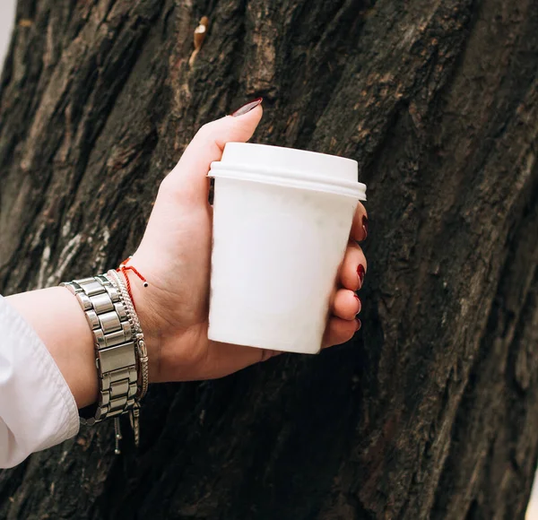 Mulher segurando uma xícara de café — Fotografia de Stock