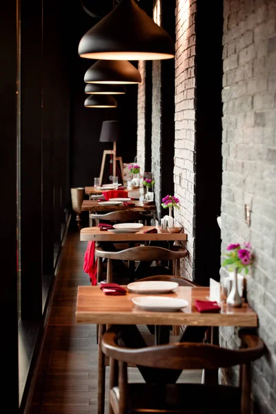 Étterem folyosó kis kétszemélyes asztalokkal — Stock Fotó