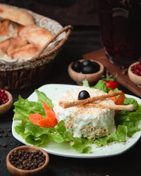 Kapital-Salat mit knusprigen Stockbrot — Stockfoto