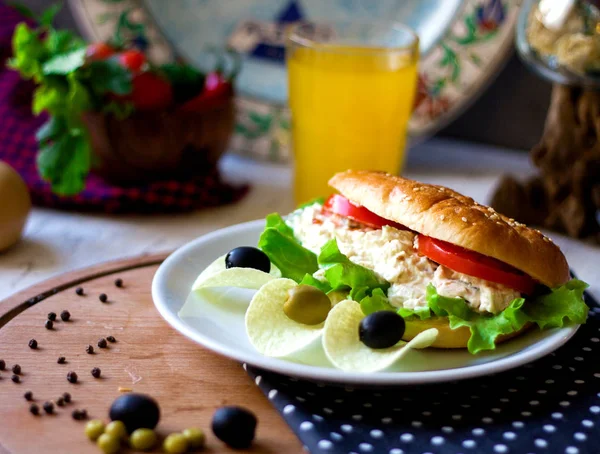 Sándwich con ensalada cremosa y patatas fritas con aceitunas —  Fotos de Stock