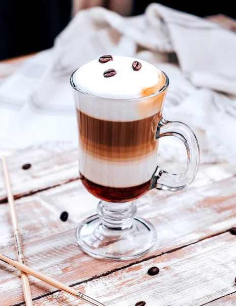 Latte clasic cu boabe de cafea — Fotografie, imagine de stoc