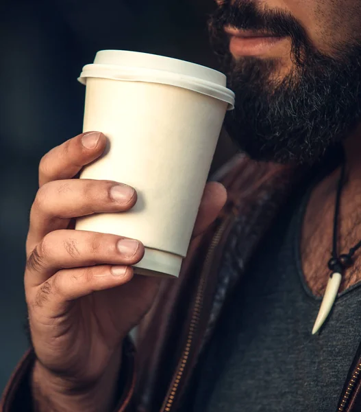 Man med en kopp kaffe — Stockfoto