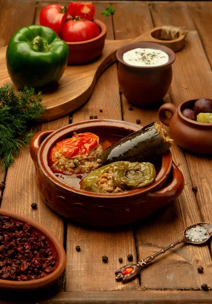 Azerbaijai prato três irmãs dolma com beringela recheada, pimentão e tomate — Fotografia de Stock