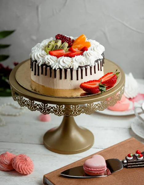 Romige taart met aardbeien op tafel — Stockfoto