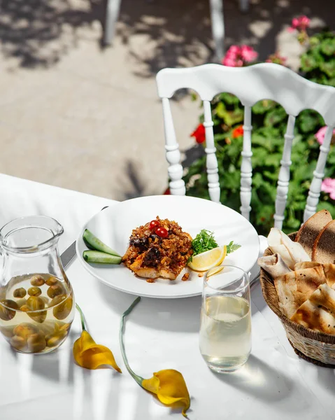 Doğranmış yemek, salatalık dilimleri ve limon. — Stok fotoğraf