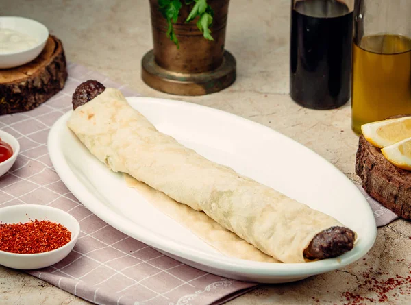 Masada lavaş kebap var. — Stok fotoğraf