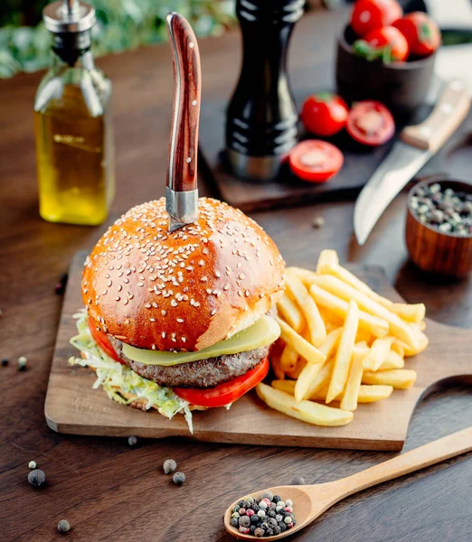 Hambúrguer de carne com legumes e batatas fritas — Fotografia de Stock