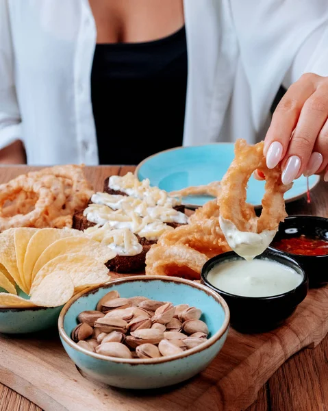 Fille manger une bière ensemble avec sauce — Photo