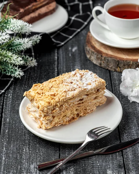 Pastel Napoleon Con Negro Mesa — Foto de Stock