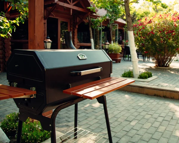 Restoran bahçesinde taşınabilir bbq standı.