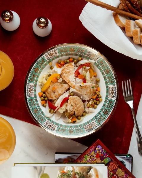 Chicken salad with peppers peas and carrots top view — Stock Photo, Image