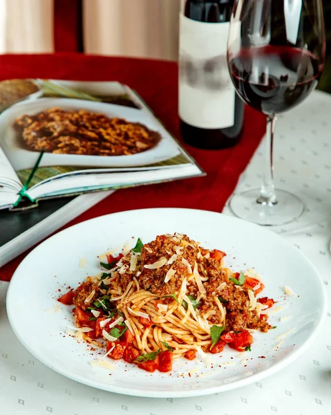 Spaghetti with minced beef tomato mint and cheese — Stock Photo, Image