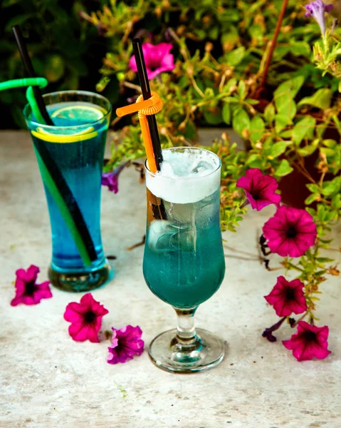 Two glasses of blue drinks with plastic straw pipes — Stock Photo, Image