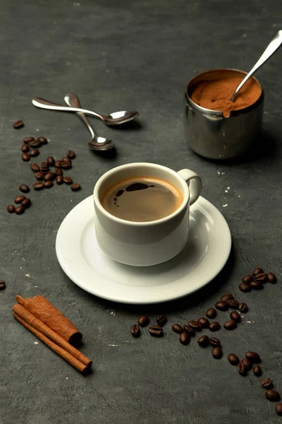 Glass of americano coffee in grey background decorated with coffee beans — Stock Photo, Image