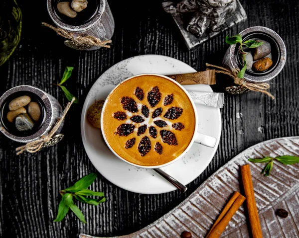 Widok z góry filiżanki kawy z posypką kawy w kształcie kwiatu — Zdjęcie stockowe