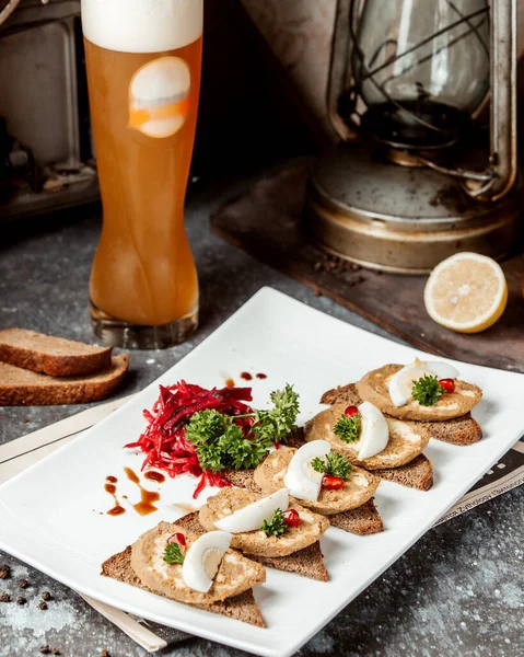 Brot mit Pastete und Bier — Stockfoto