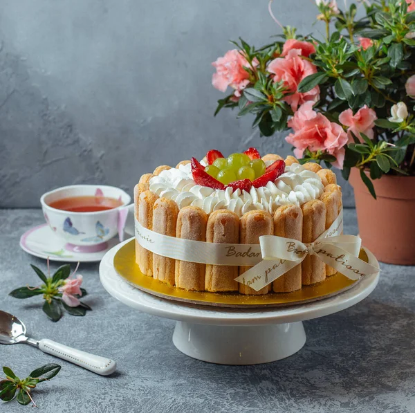 Krémový dort se sušenkami a ovocem — Stock fotografie