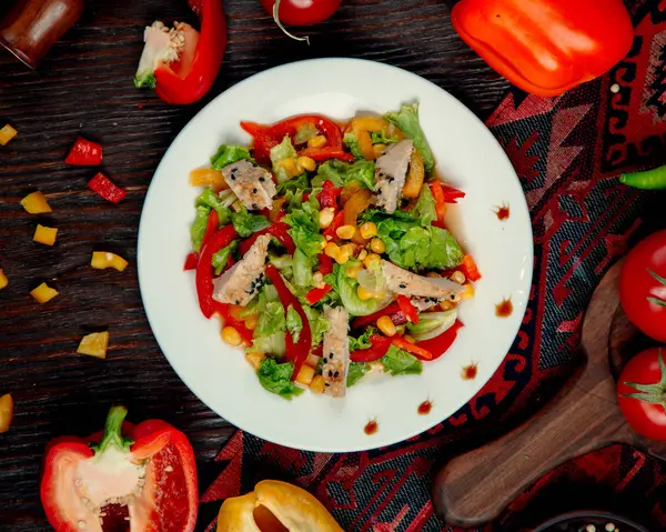 Salada de frango com pimenta de milho e alface — Fotografia de Stock