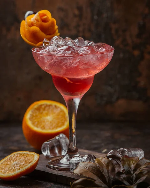 Isröd cocktail med apelsinblomma — Stockfoto