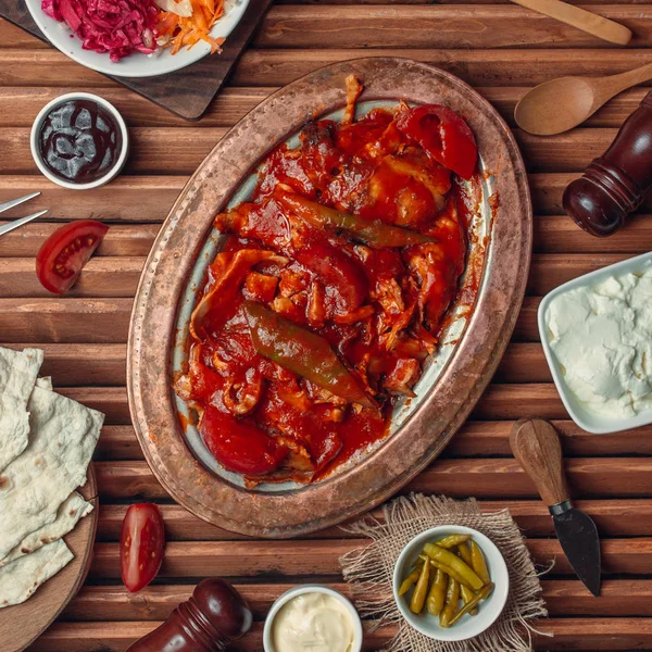 Iskender Kebab auf der Tischplatte — Stockfoto