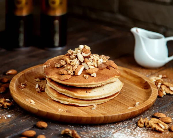 Crêpes garnies de noix mélangées — Photo