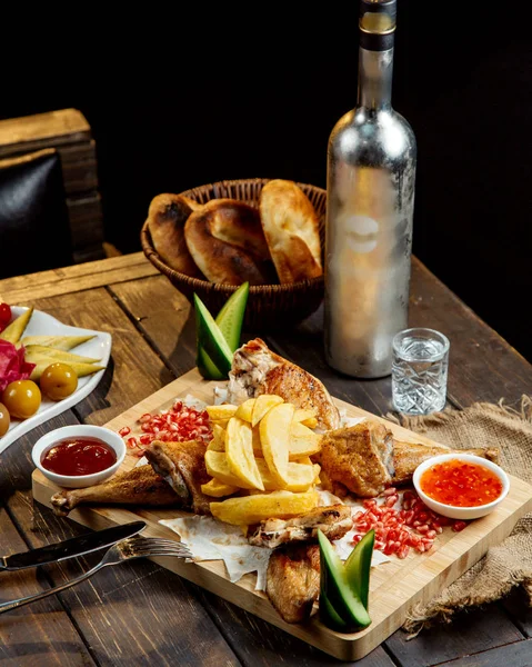 Gebratenes Huhn mit Kartoffeln und Wodka — Stockfoto