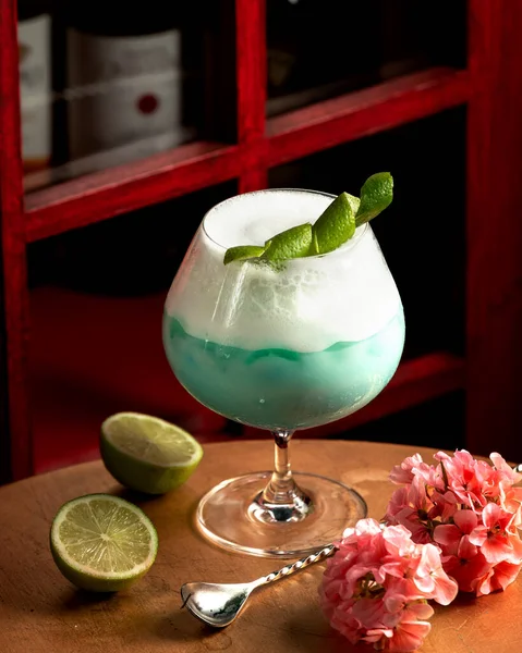 レモンピールで装飾された泡で青い飲み物 — ストック写真