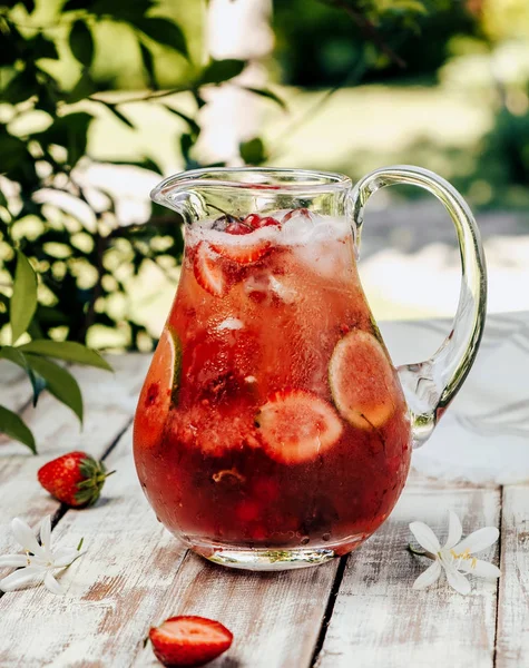 Iced lemonade with strawberry and lime _ — 스톡 사진