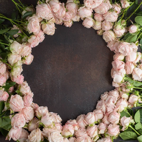 桌上的粉红玫瑰 — 图库照片