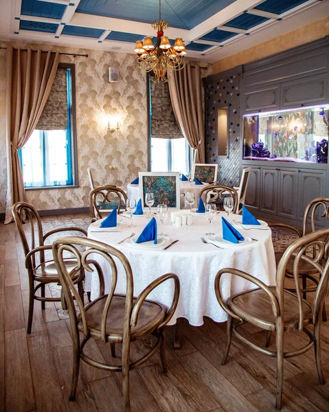 두 개의 탁자와 나무 의자가 있는 식당 — 스톡 사진