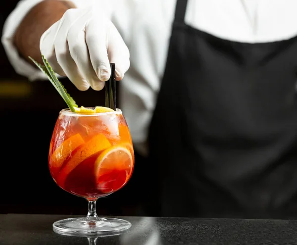 Waiter puts plastic straws in sangria cocktail in glass — ストック写真