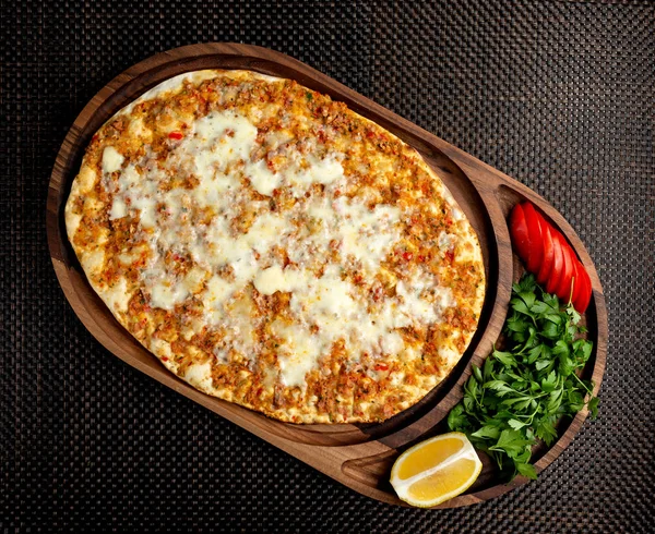 Lahmajun com carne recheada e queijo creme — Fotografia de Stock