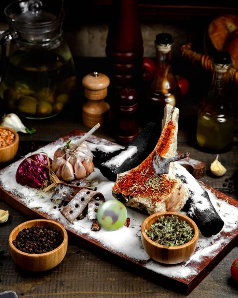 마늘 과 향료 식물이 들어 있는 생갈비 — 스톡 사진