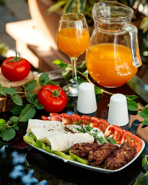 Lula kebab platter with tomato, bell pepper, flatbread and onion — Stock Photo, Image